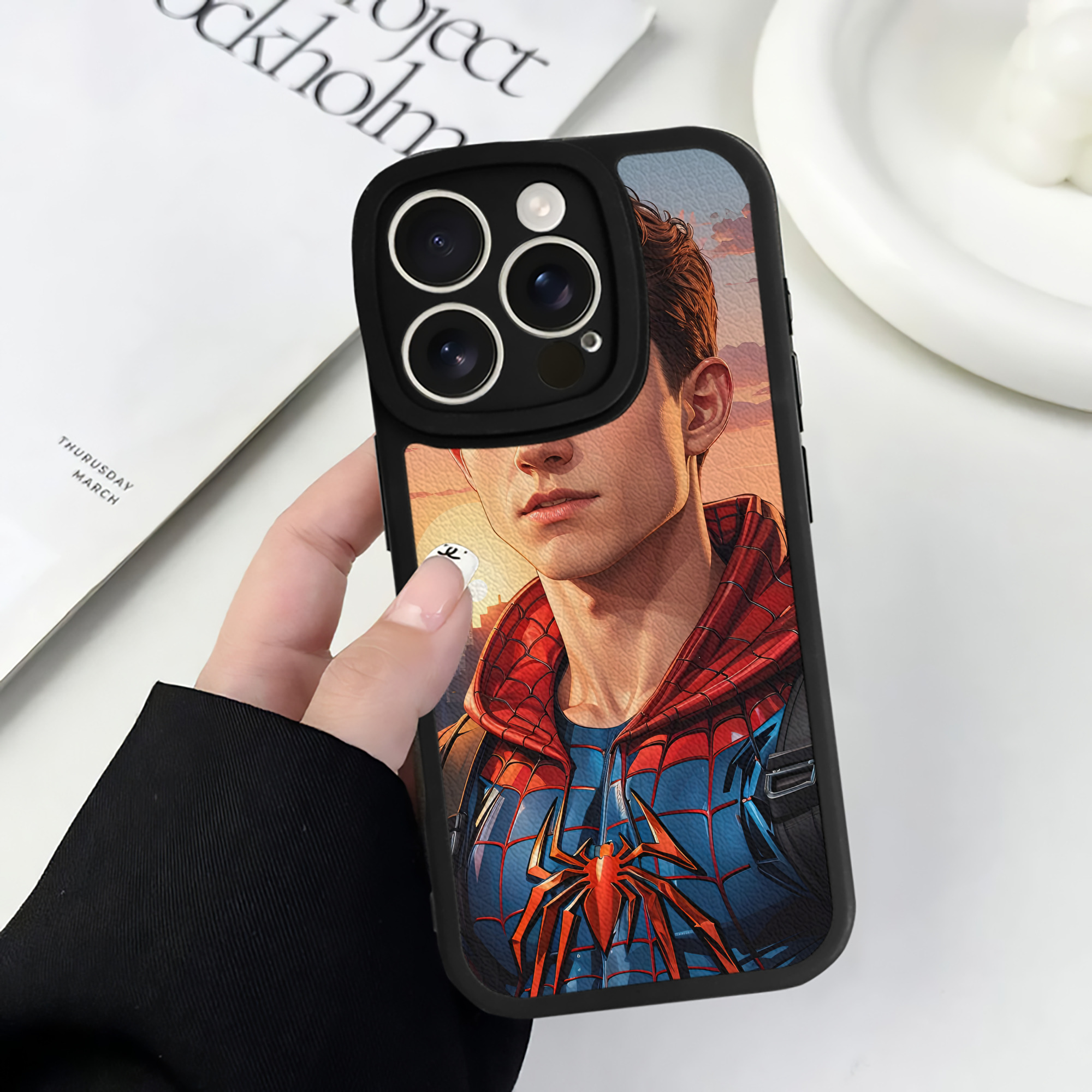 （画像用） Spider Man スパイダーマン 【iPhone 16シリーズ対応】シリコンスマホケース（レザー調） 材質：シリコン